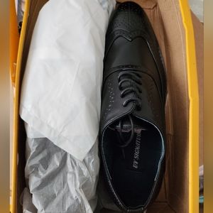 UV SIGNATURE Wingtip dress shoes